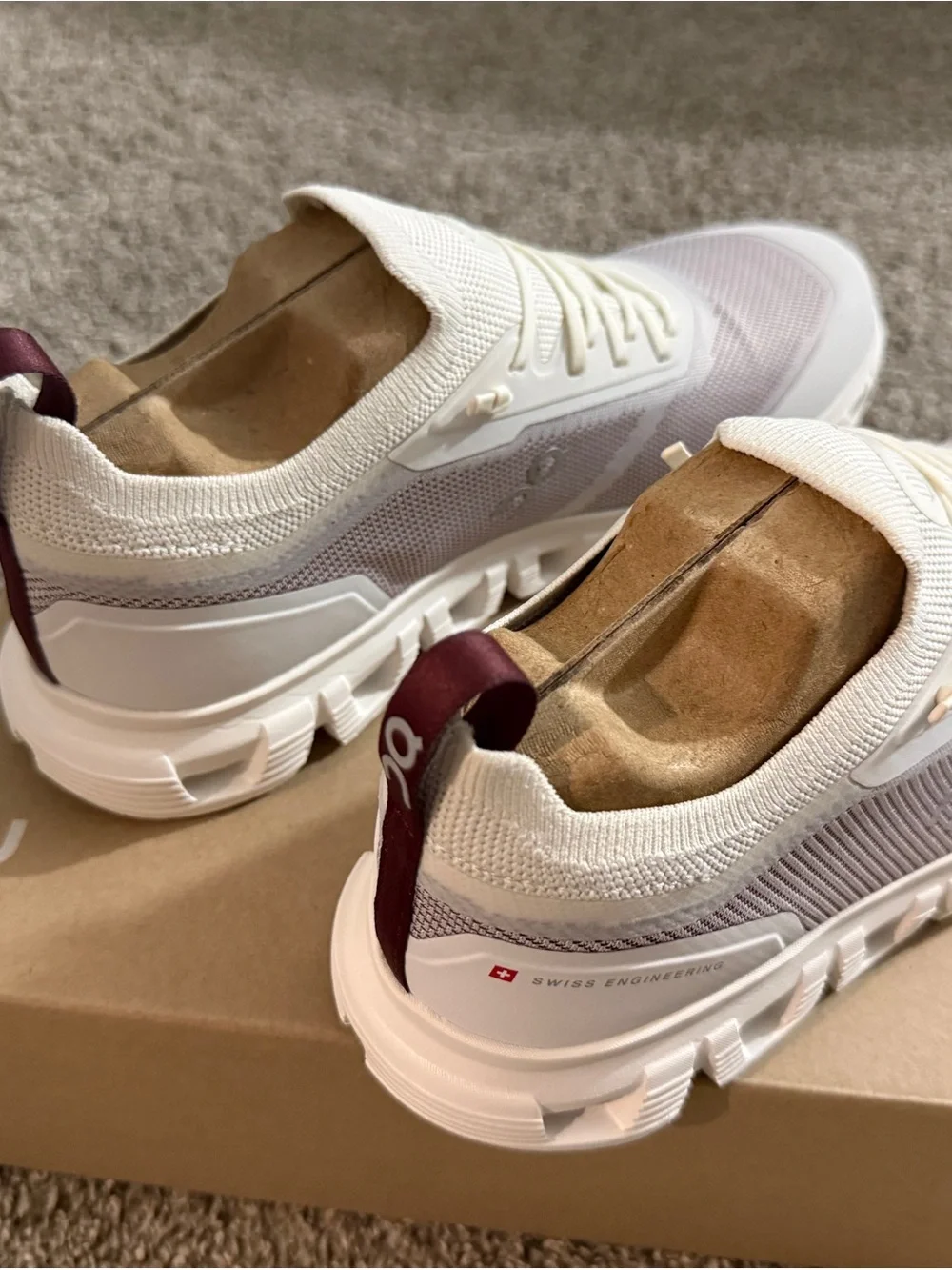 NIN On Cloud 6 Versa Sneakers ice maroon